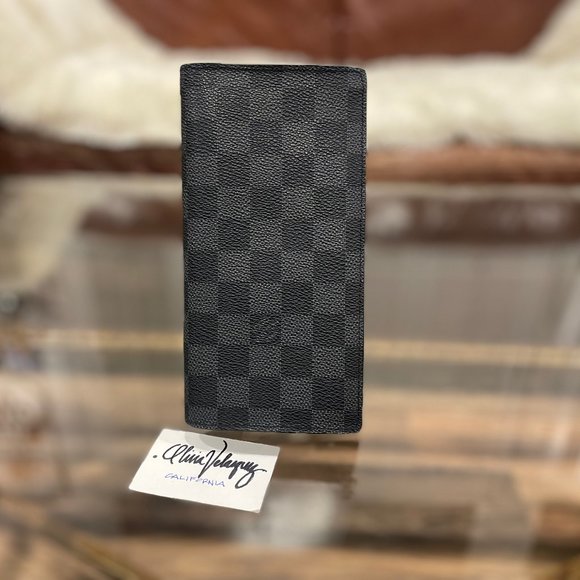 Louis Vuitton - Picture 1 of 12